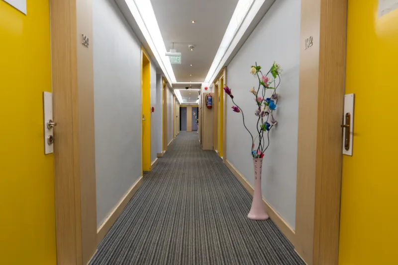 Fuar Suit otel koridoru